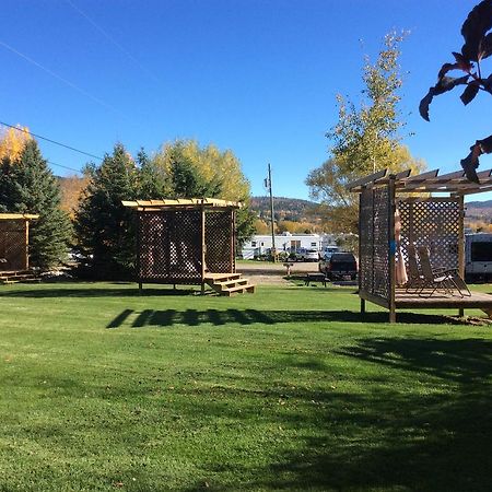 Robert'S Roost Rv Park Resort 퀘스넬 외부 사진