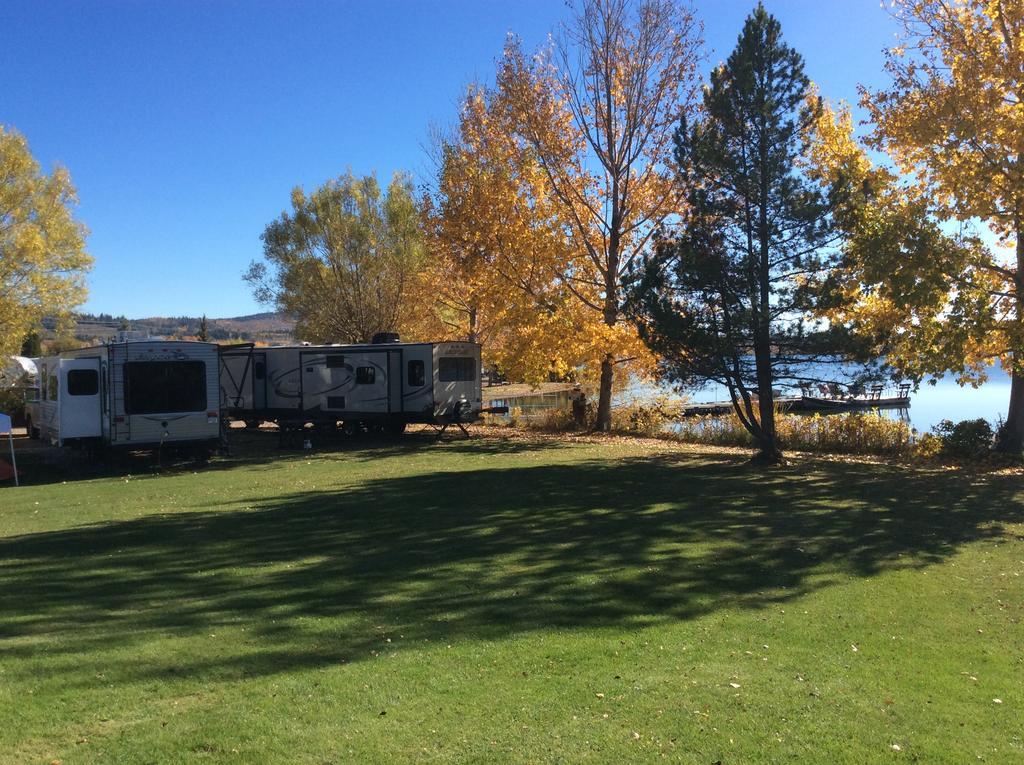 Robert'S Roost Rv Park Resort 퀘스넬 외부 사진