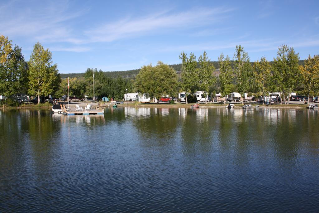 Robert'S Roost Rv Park Resort 퀘스넬 외부 사진