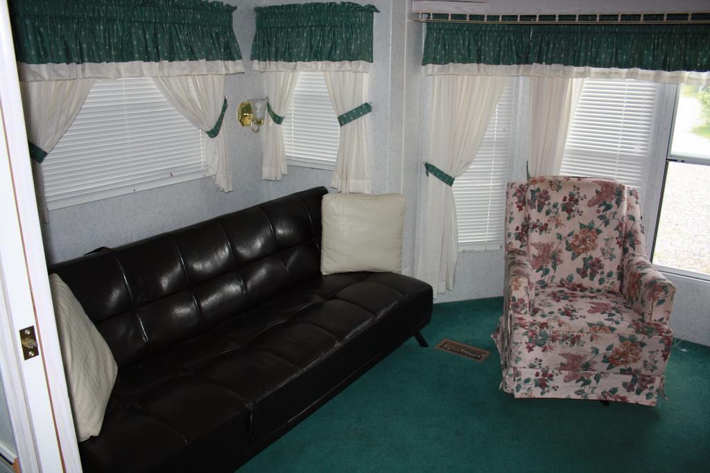 Robert'S Roost Rv Park Resort 퀘스넬 외부 사진