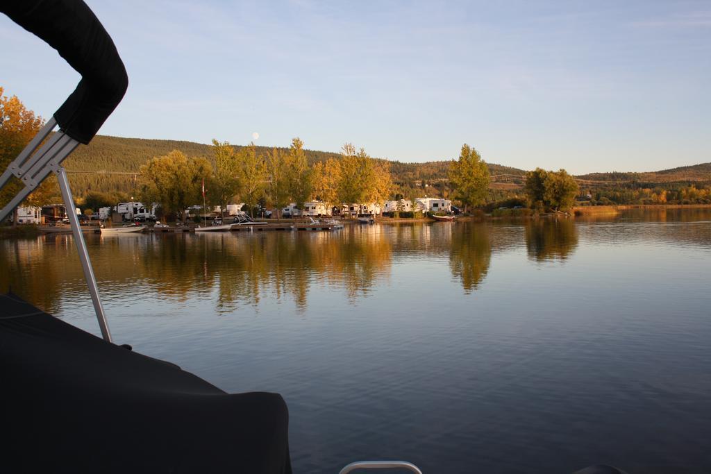Robert'S Roost Rv Park Resort 퀘스넬 외부 사진