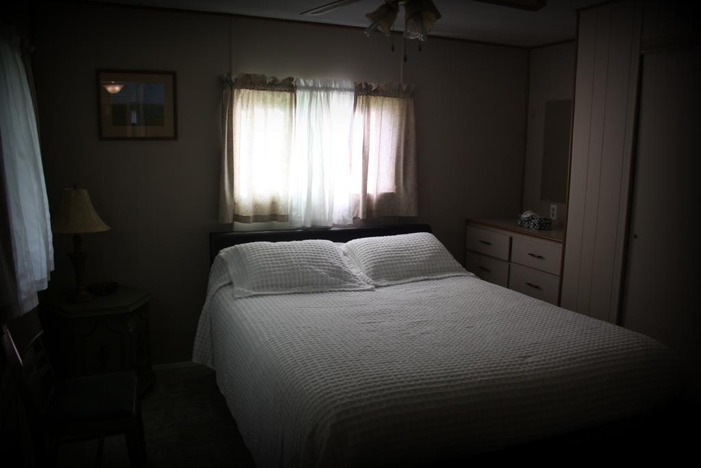 Robert'S Roost Rv Park Resort 퀘스넬 외부 사진