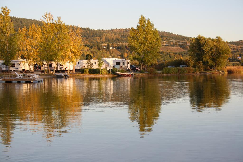 Robert'S Roost Rv Park Resort 퀘스넬 외부 사진