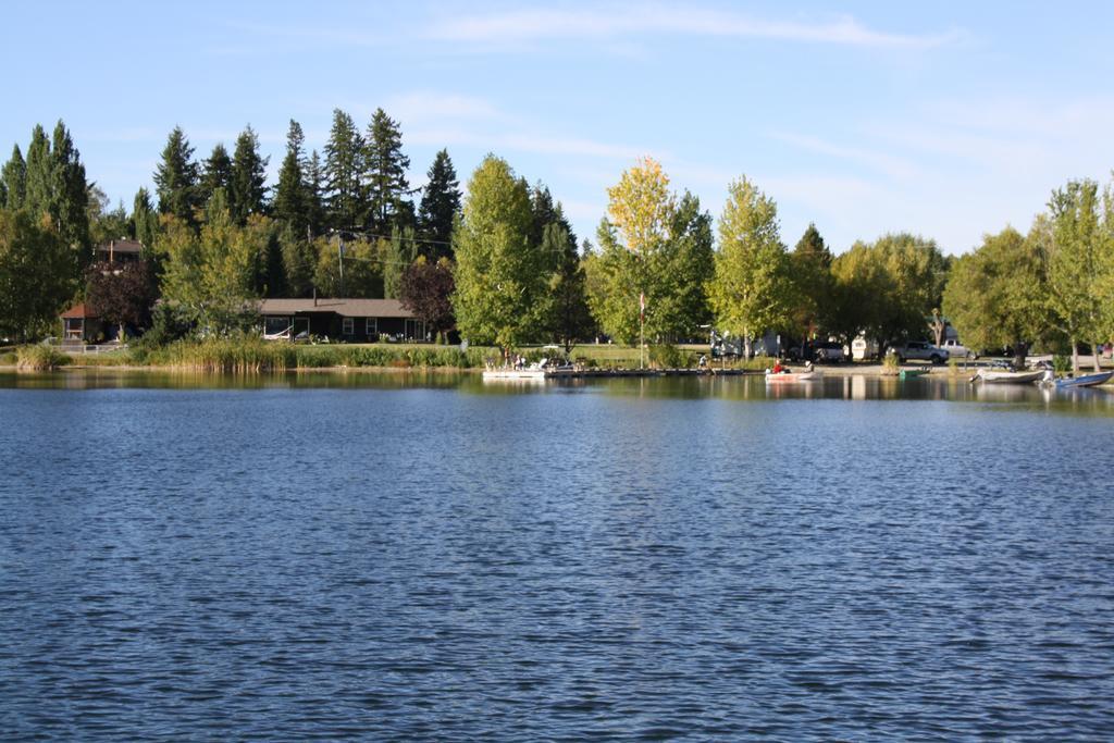 Robert'S Roost Rv Park Resort 퀘스넬 외부 사진