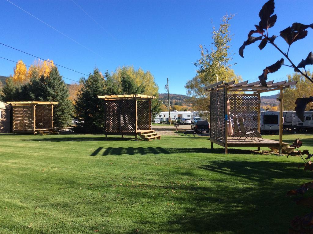 Robert'S Roost Rv Park Resort 퀘스넬 외부 사진