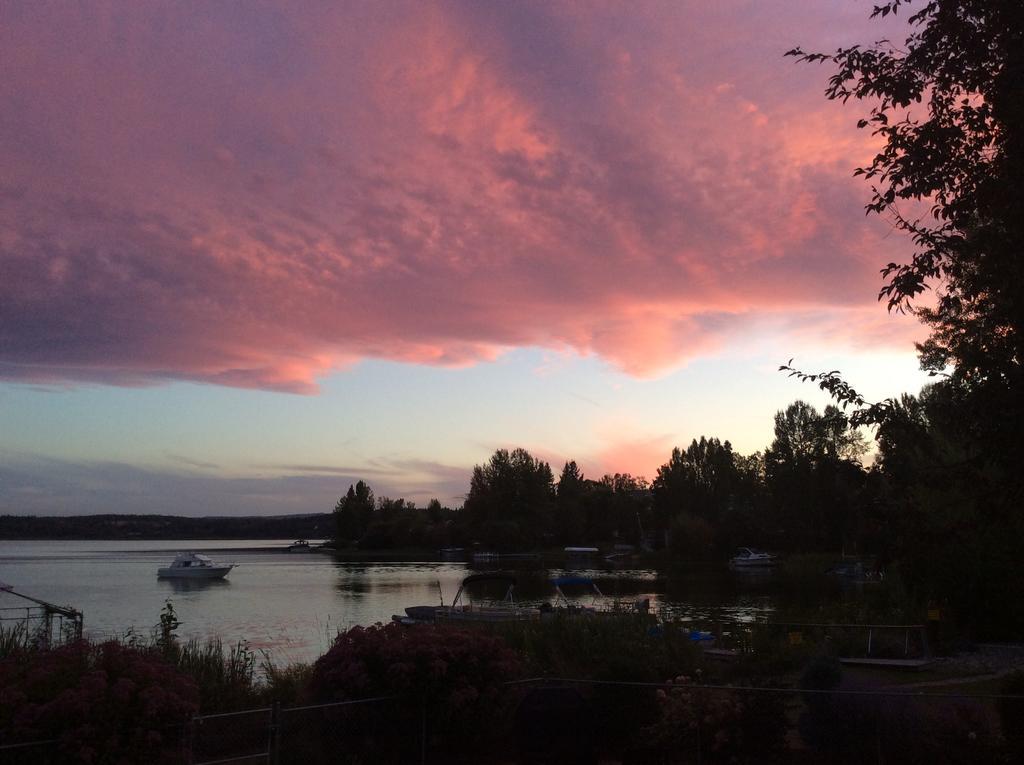 Robert'S Roost Rv Park Resort 퀘스넬 외부 사진