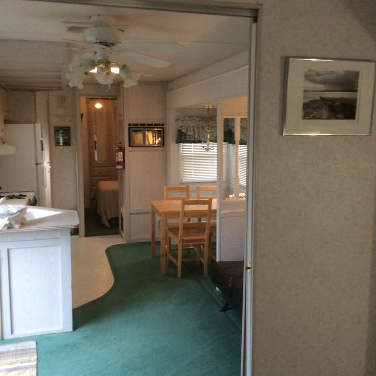 Robert'S Roost Rv Park Resort 퀘스넬 외부 사진