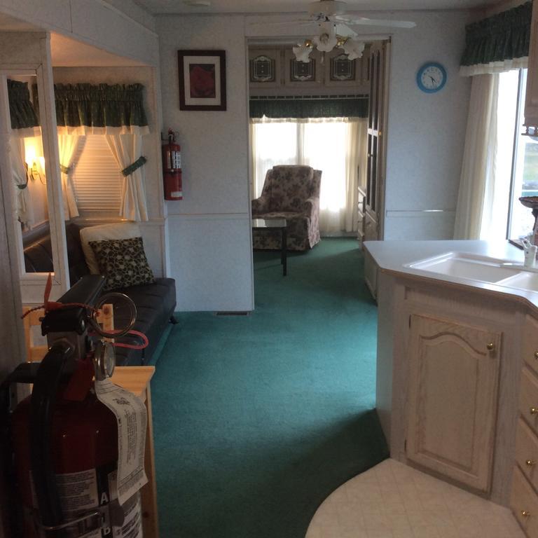 Robert'S Roost Rv Park Resort 퀘스넬 외부 사진
