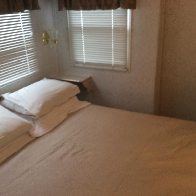 Robert'S Roost Rv Park Resort 퀘스넬 외부 사진