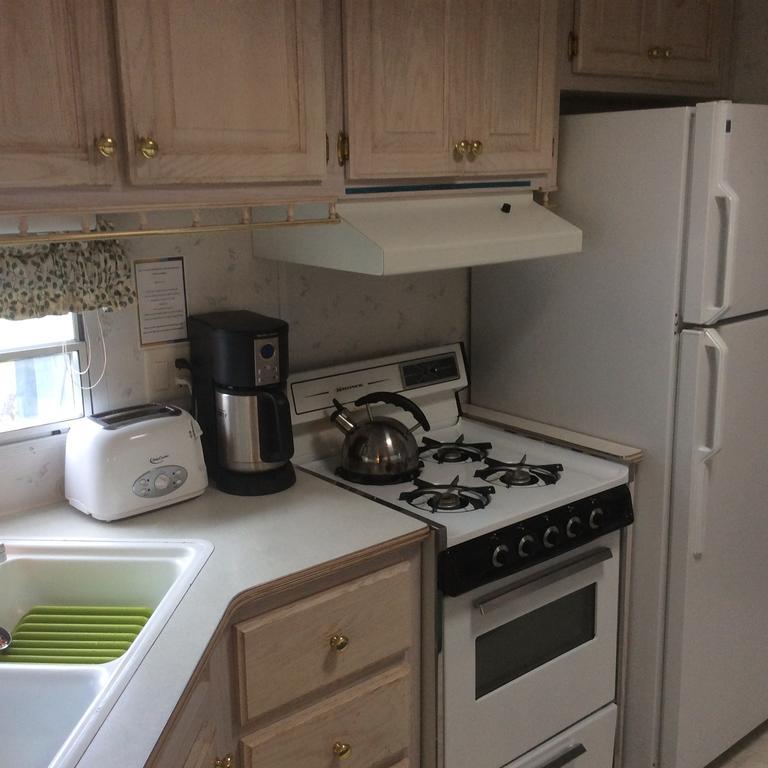 Robert'S Roost Rv Park Resort 퀘스넬 외부 사진