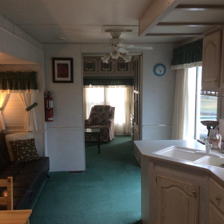 Robert'S Roost Rv Park Resort 퀘스넬 외부 사진