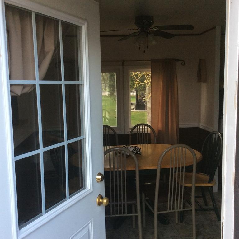 Robert'S Roost Rv Park Resort 퀘스넬 외부 사진