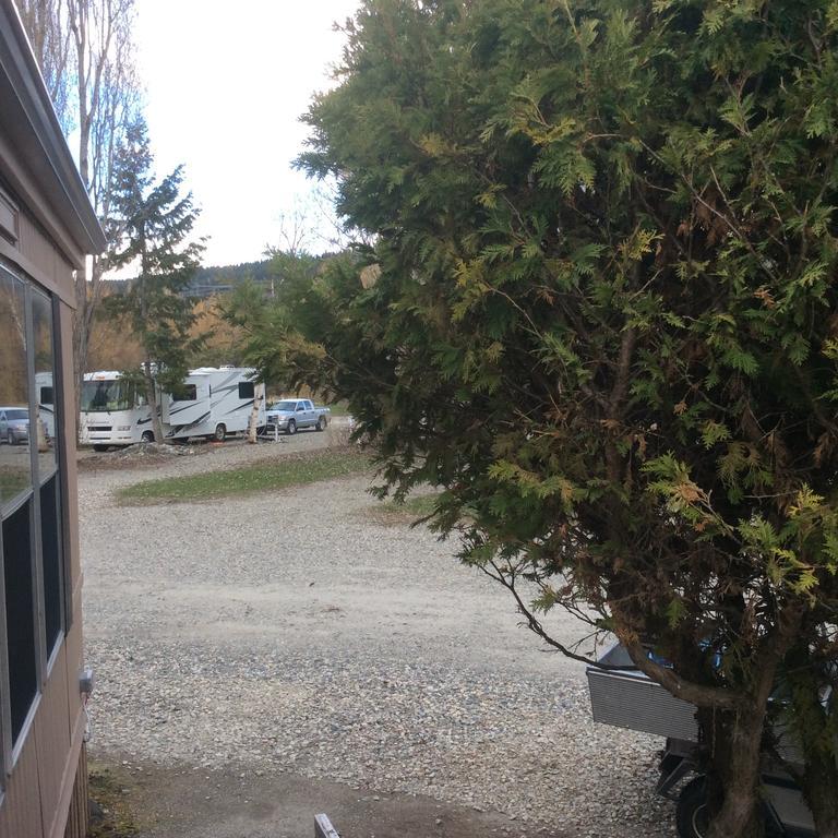 Robert'S Roost Rv Park Resort 퀘스넬 외부 사진