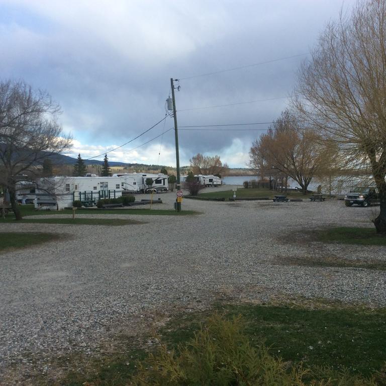 Robert'S Roost Rv Park Resort 퀘스넬 외부 사진