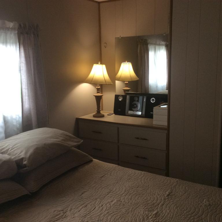 Robert'S Roost Rv Park Resort 퀘스넬 외부 사진