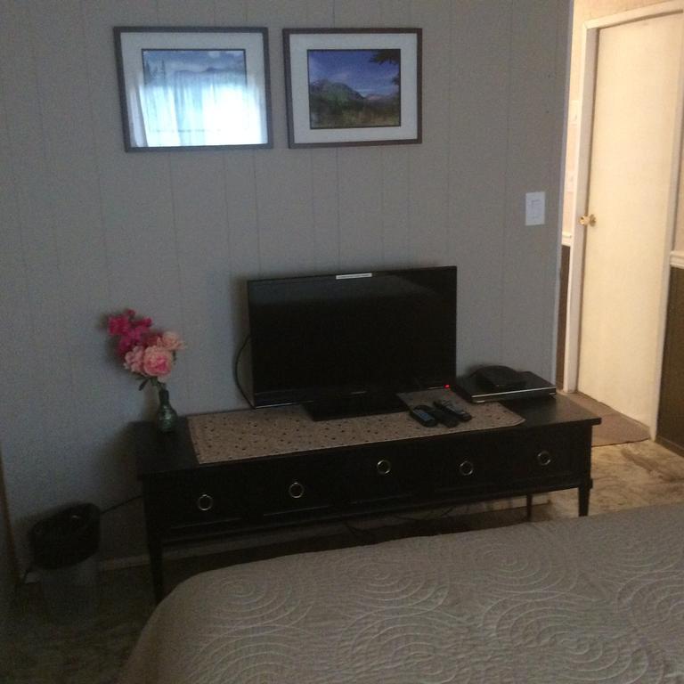 Robert'S Roost Rv Park Resort 퀘스넬 외부 사진