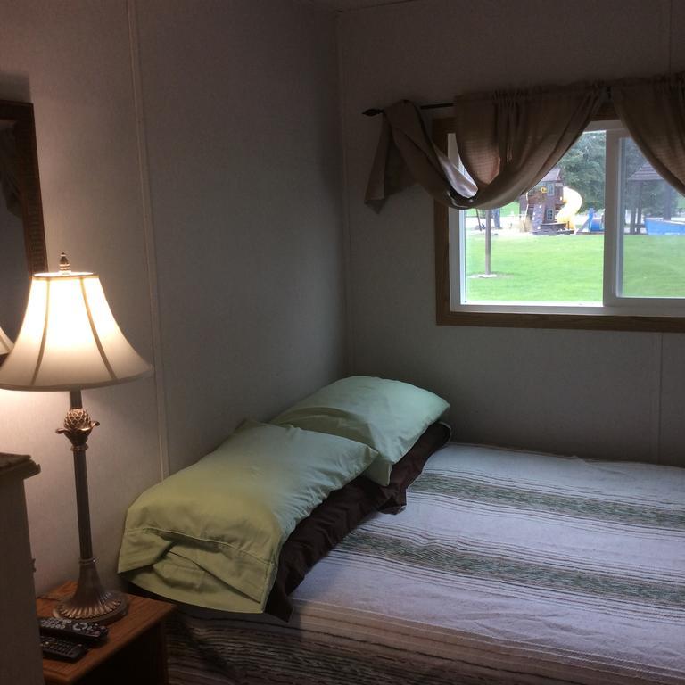 Robert'S Roost Rv Park Resort 퀘스넬 외부 사진